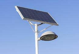 Sicurezza stradale: installati lampioni a energia solare all'incrocio