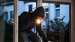 Ladri in azione a scuola: rubati i computer e scassinati i distributori
