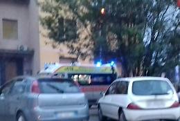 Ubriaco e fuori di sé semina il panico in strada: poi condotto in ospedale