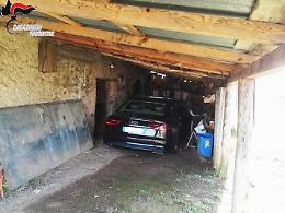 In garage aveva un'auto rubata usata per una rapina: denunciato per ricettazione