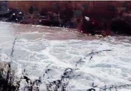 Torrente Alabro di nuovo sotto attacco: dalla schiuma bianca a quella scura
