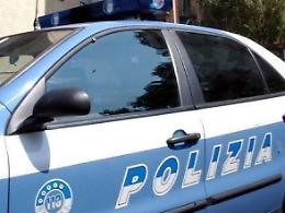 Calci, pugni e minacce con un coltello alla madre: bloccato dopo la fuga