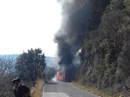 Autobus in fiamme sulla provinciale: autista mette in salvo quattro studentesse