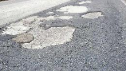 Strade dissestate, la pioggia acuisce i disagi: vita dura per gli automobilisti