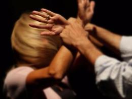 Picchia la convivente e la figlia della donna: 47enne in manette