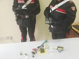 Droga nascosta in casa e nell'auto: in manette giovane pusher