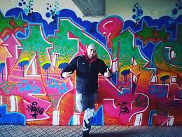 Un particolare graffito realizzato nel parcheggio coperto