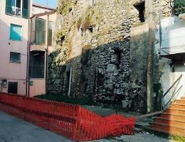Boato nel pomeriggio: vecchio rudere crolla in centro tra paura e polvere