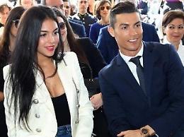 Georgina e il pigiama da 2700 euro: la mise della compagna di CR7 scatena il web