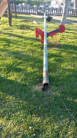 Cassinate sferzato dal vento: alberi sradicati e coperture divelte