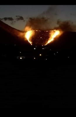 Pauroso incendio lambisce le abitazioni: pompieri al lavoro per domare le fiamme