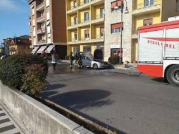 Auto a fuoco in pieno centro: tanta paura e traffico in tilt