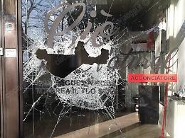 Cassino, sfonda la vetrina di un parrucchiere e fugge: caccia all'uomo