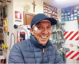 Preso in pieno dall'insegna durante la bufera di vento: imprenditore miracolato