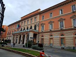 Schiacciato da un ballone di fieno, migliorano le condizioni del giovane