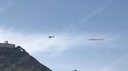 "Ricominciamo da qui": un aereo vola sulla città e parte il tam tam sui social