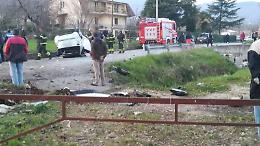 Si ribalta con la sua auto: 19enne estratto dalle lamiere, è grave