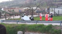Si ribalta con la sua auto: resta grave il 19enne elitrasportato a Roma