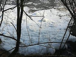Fiume Sacco: tornano i veleni, schiuma bianca sul corso d'acqua