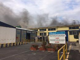 Un boato, le fiamme, una nube di fumo che oscura il cielo: allarme salute