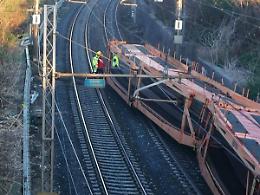 Deraglia un treno merci, chiusa la ferrovia. Disagi infiniti per i pendolari