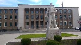 Si apparta con due bimbi di 3 e 9 anni e violenta il più grande: condannato