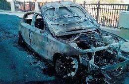Auto data alle fiamme nella notte, paura in città. Non si esclude il dolo