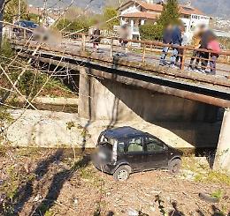 Con l'auto finisce giù dal ponte: drammatico "volo" di un giovane