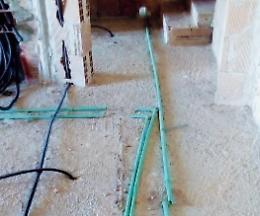 Furti e danni nel cantiere edile di un palazzo: proprietari esasperati