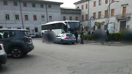 Pullman per la gita con la gomma forata: partenza ritardata e multa