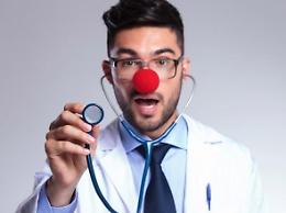 Un camice bianco e un naso rosso: la clownterapia entra in ospedale