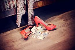 Sfrutta una prostituta e le fa avere rapporti anche con 4 uomini, condannato