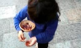 Tredicenne cieca costretta a mendicare dai genitori: sentiti i carabinieri