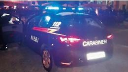 Ruba in un negozio di telefonia: scoperto, si dà alla fuga. Caccia all'uomo