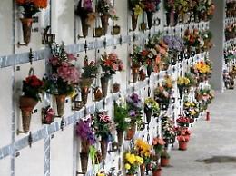 Furti al cimitero: spariti oggetti personali dalle tombe dei defunti