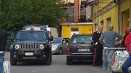 Esplode la "guerra delle elemosine": lite fra due immigrati davanti a un market
