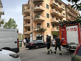 Anziano solo in casa cade e si rompe una gamba: salvato dai vigili del fuoco