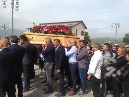 Funerali Daniele Nozori, l'ultimo straziante saluto all'uomo morto venerdì