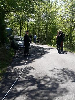 Incidente sulla provinciale: scontro tra due auto, una vola in una scarpata