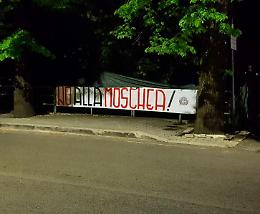Moschea a Frosinone: nella notte spunta uno striscione contro l'opera