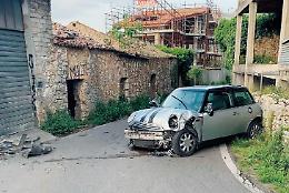 Guida l'auto a 14 anni e si schianta: ferita la sorellina che era con lei