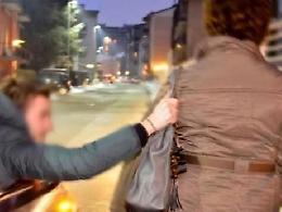 Strattonata e scippata della borsa: momenti di paura per una donna