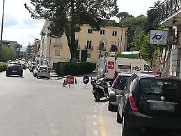 Schianto moto - auto: soccorsi sul posto per il centauro