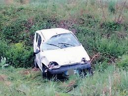 Incidente in via Sette Fontane, auto nel fossato: giovane miracolato