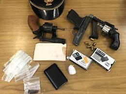 Blitz antidroga, trovato crack. Ma spuntano anche armi nascoste in un'ascensore