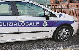 Gomme tagliate alla polizia municipale: si scatenano le polemiche