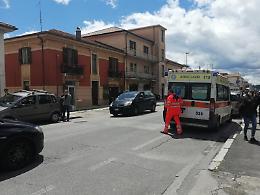 Cade a terra e batte la testa: shock tra gli studenti all'uscita da scuola