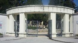 Furto fuori dal cimitero: sfondato il vetro di un'auto per rubare una borsa