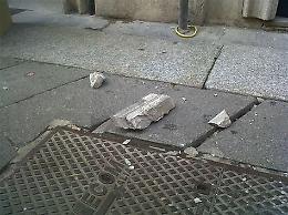 Piovono calcinacci in centro. Residenti e studenti a rischio