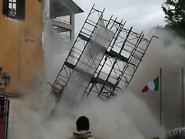 [VIDEO] Crolla la parete di un palazzo: momenti di grande paura. Evacuato un bar